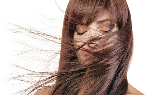 Vacker brunett tjej med friskt långt hår — Stockfoto