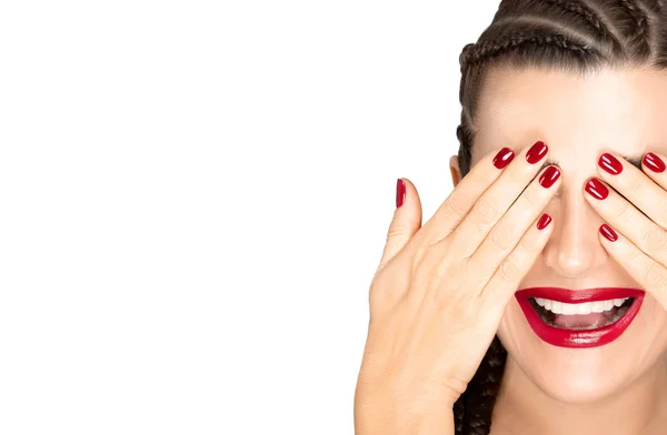 Schoonheid en make-up concept met een lachende vrouw met gevlochten haar — Stockfoto