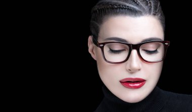 Moda gözlüklü şık bir kadın ve mükemmel makyaj.