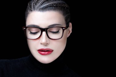 Moda gözlüklü ve mükemmel makyajlı şık bir kadın.