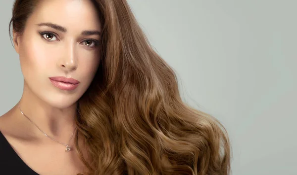 Modelo de beleza com cabelo longo e saudável brilhante — Fotografia de Stock