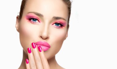 Renkli pembe makyajlı güzellik modelinin yakın plan yüzü. Fashio