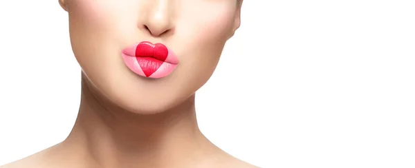 Close-up op vrouwelijk model gezicht met hart geschilderd op roze vlezig — Stockfoto