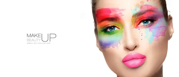 Maquillaje de belleza. Modelo de alta moda con maquillaje colorido creativo —  Fotos de Stock