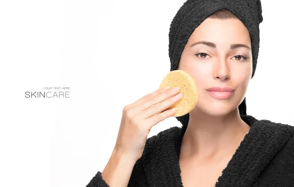 Healthy skin woman removing makeup with a cosmetic sponge. Skin — Stock Photo, Image