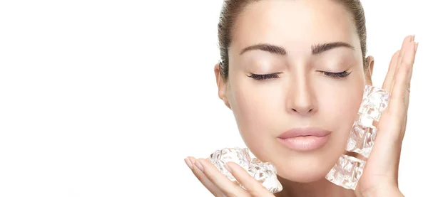 Spa Face Woman mengaplikasikan es batu di wajah. Kulit bersih yang sehat. Co — Stok Foto