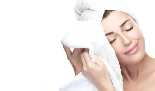 Schöne Frau mit sauberer, frischer Haut und Handtuch auf dem Kopf. Haut — Stockfoto