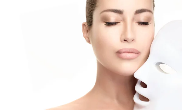 Modelo de belleza con máscara led. Fotón terapia tratamiento de luz piel —  Fotos de Stock