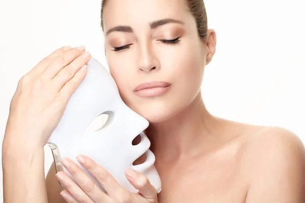 Schoonheidsmodel met led masker. led huid verjonging therapie masker. — Stockfoto