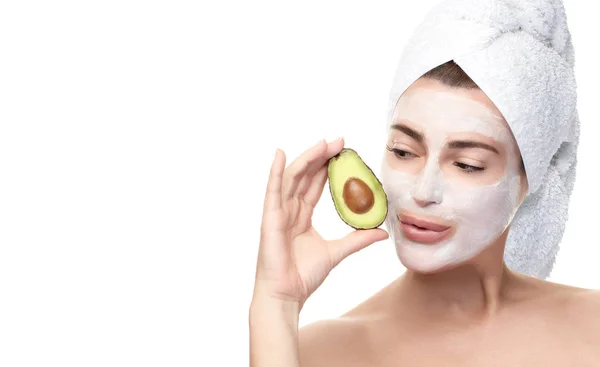 Gadis cantik dengan handuk di kepala dan masker wajah. Kecantikan & Sk — Stok Foto