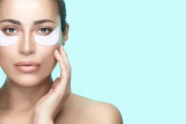 Parche Terapia Ocular Antienvejecimiento Belleza Cara Mujer Con Parches Cosméticos —  Fotos de Stock