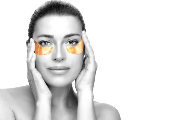 Tambalan Emas Hidrogel Model Kecantikan Wajah Dengan Kulit Bersih Yang — Stok Foto