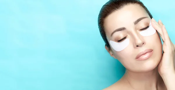 Ögonvård Koncept Aging Ögonmask Kosmetika Skönhet Modell Flicka Ansikte Med — Stockfoto