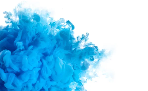 Farbexplosion Nahaufnahme Blaue Acrylfarbe Wasser Isoliert Auf Weiß Mit Kopierraum — Stockfoto