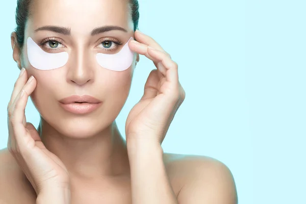 Göz Bandı Kullanarak Kusursuz Temiz Cilde Sahip Güzel Kadın Yüzü — Stok fotoğraf