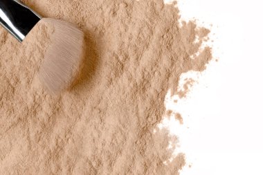 Yumuşak tüylü makyaj fırçasıyla beyaz bir zemine saçılmış kozmetik tozu kozmetik bilimi ve güzellik kavramı yatay formatta izole edilmiş.