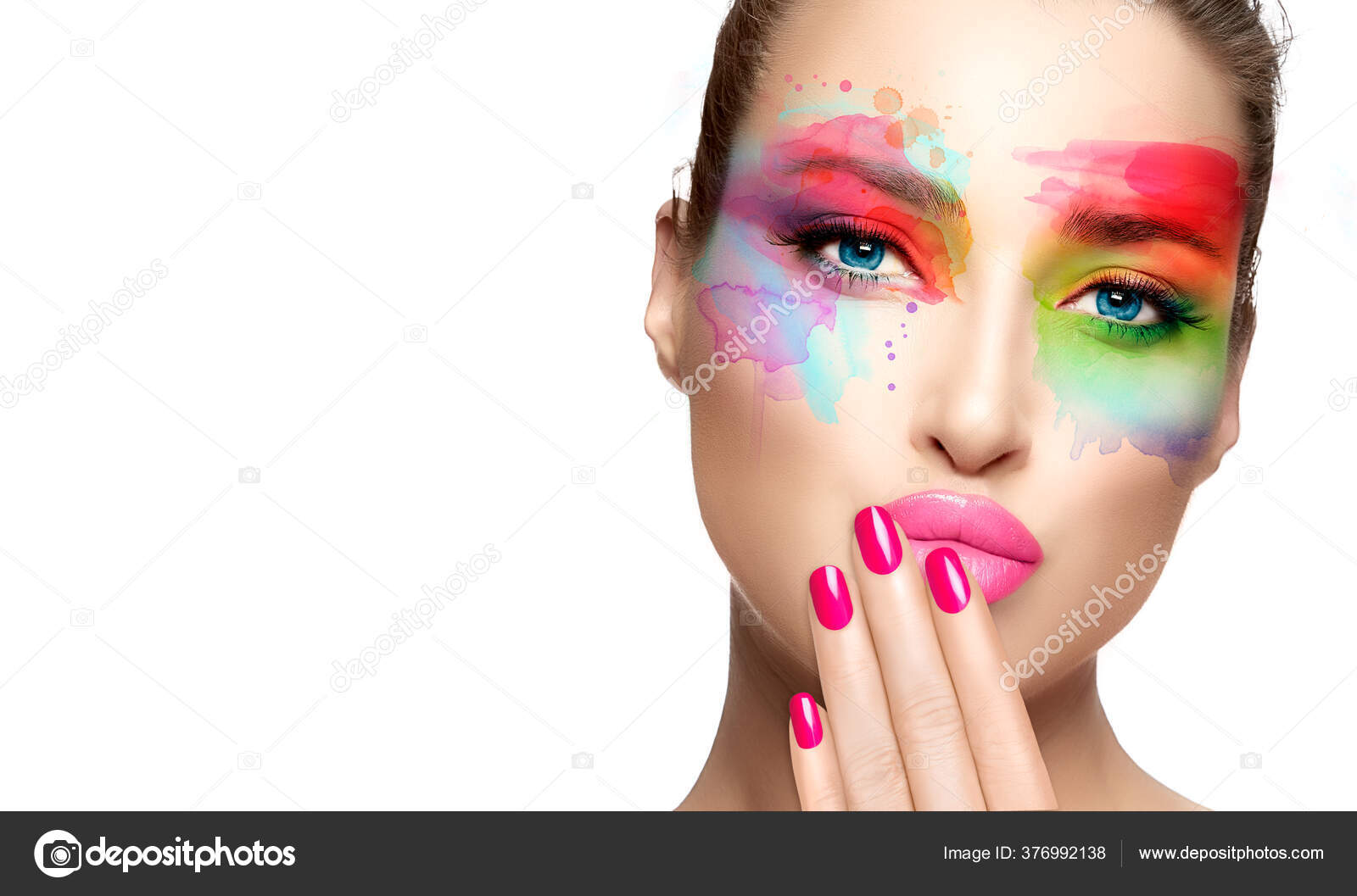 Retratos Emocionais Uma Menina Bonita Com Maquiagem Pele Natural fotos,  imagens de © alexbutko_com #552856198