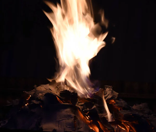 Fuego Con Llamas Amarillas Anaranjadas Sobre Fondo Negro —  Fotos de Stock