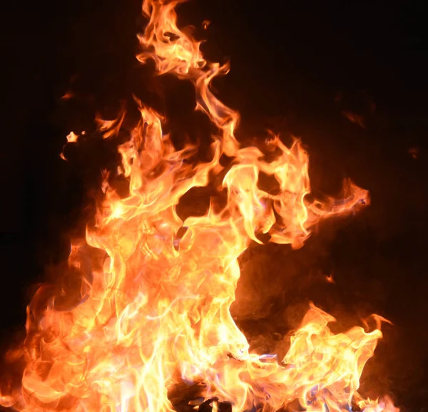 Siyah arka planda sarı ve turuncu alevlerle ateş