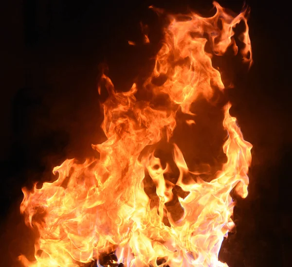Siyah arka planda sarı ve turuncu alevlerle ateş