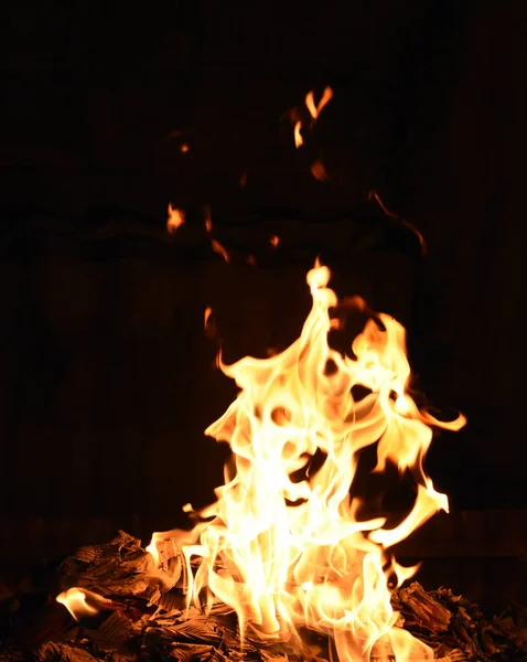 Siyah arka planda sarı ve turuncu alevlerle ateş