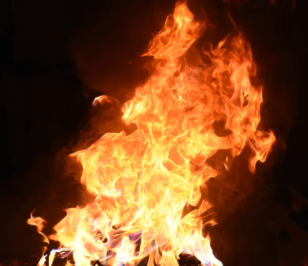 Siyah arka planda sarı ve turuncu alevlerle ateş