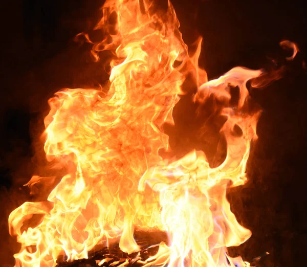 Siyah arka planda sarı ve turuncu alevlerle ateş