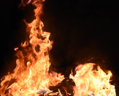 Siyah arka planda sarı ve turuncu alevlerle ateş
