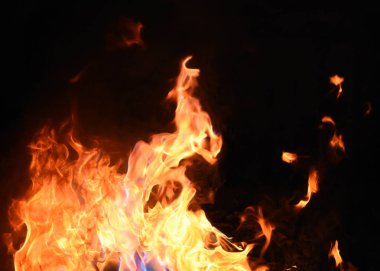 Siyah arka planda sarı ve turuncu alevlerle ateş