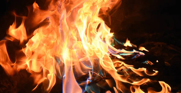 Siyah arka planda sarı ve turuncu alevlerle ateş