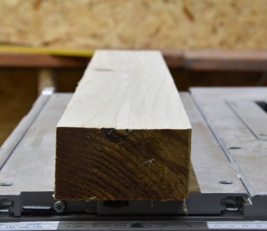 Ahşabı kurutan ahşap iş için hazırlanıyor.