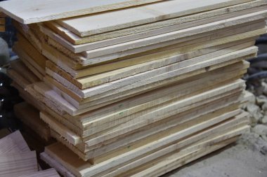 Ahşabı kurutan ahşap iş için hazırlanıyor.