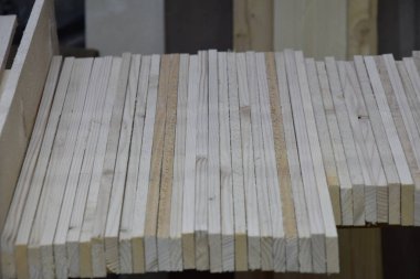 Ahşabı kurutan ahşap iş için hazırlanıyor.