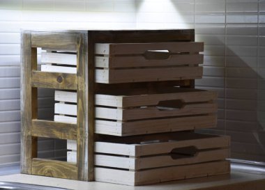 Atölyede hazırlanmış tahta sandıklar.