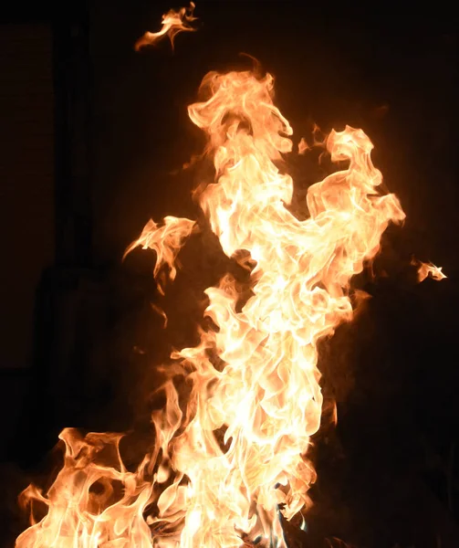 Siyah arka planda sarı ve turuncu alevlerle ateş