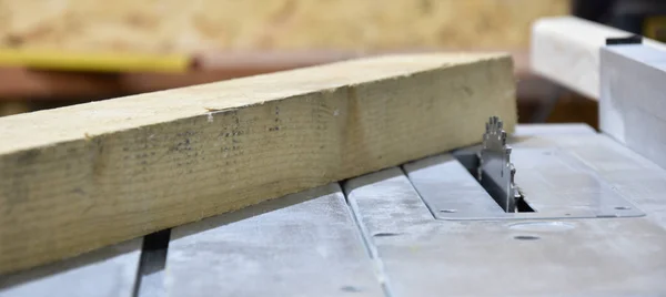 Ahşabı kurutan ahşap iş için hazırlanıyor.