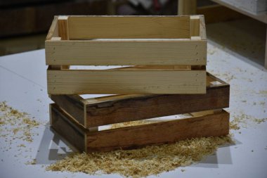 Atölyede hazırlanmış tahta sandıklar.