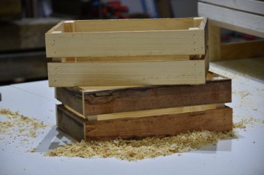 Atölyede hazırlanan tahta sandıklar.