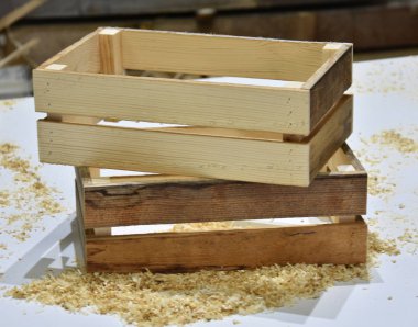 Atölyede hazırlanan tahta sandıklar.