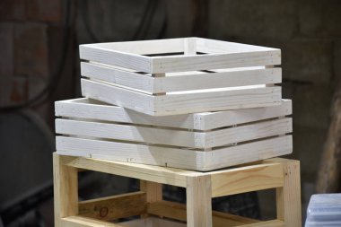 Atölyede hazırlanan tahta sandıklar.