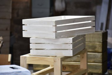 Atölyede hazırlanan tahta sandıklar.