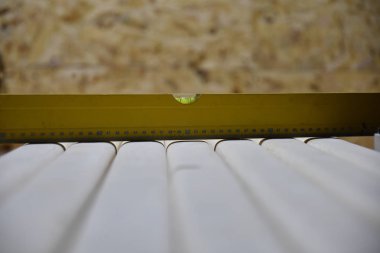 Ahşabı kurutan ahşap iş için hazırlanıyor.