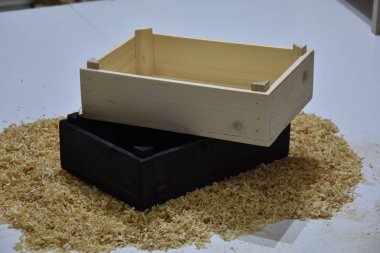 Atölyede tahta sandıklar ve kutular hazırlanıyor.