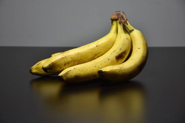 Siyah arkaplanda muz