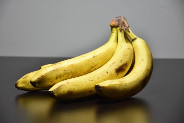 Siyah arkaplanda muz