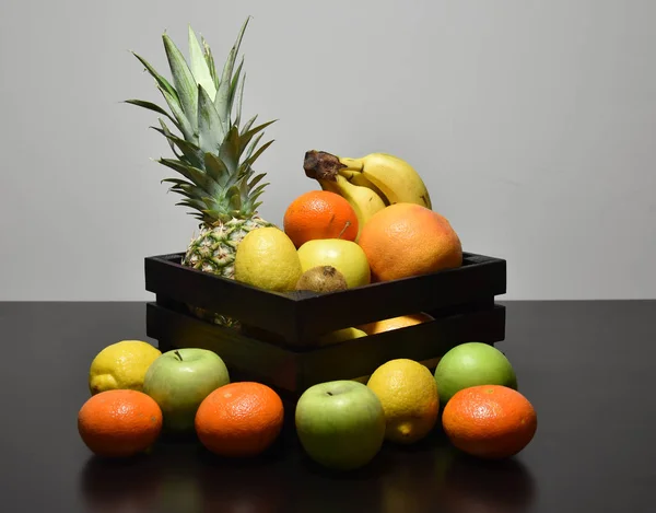 Φρούτα Στο Τραπέζι — Φωτογραφία Αρχείου