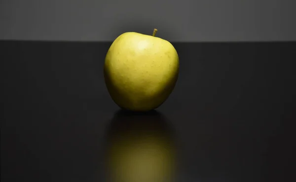 Μήλο Μαύρο Τραπέζι — Φωτογραφία Αρχείου