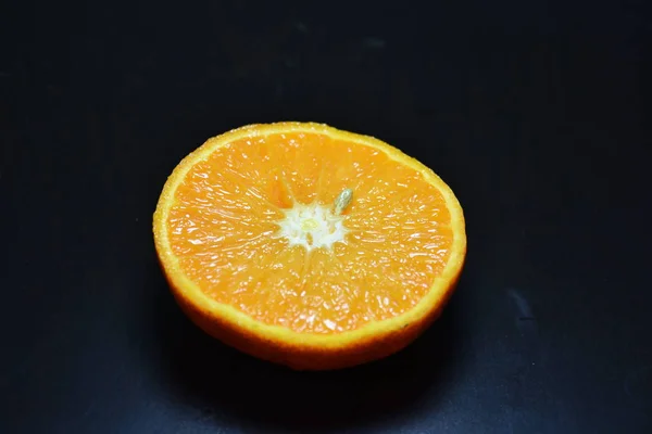 Laranja Cortada Sobre Fundo Preto — Fotografia de Stock