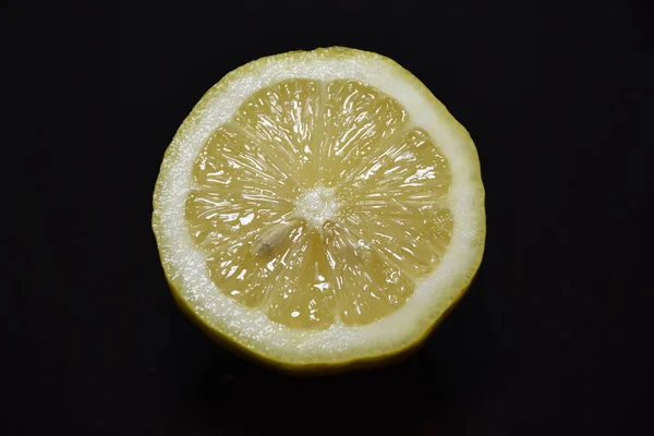 Нарезанный Лимон Черном Backgorund — стоковое фото
