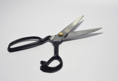 Masaya dikmek için metal makas.